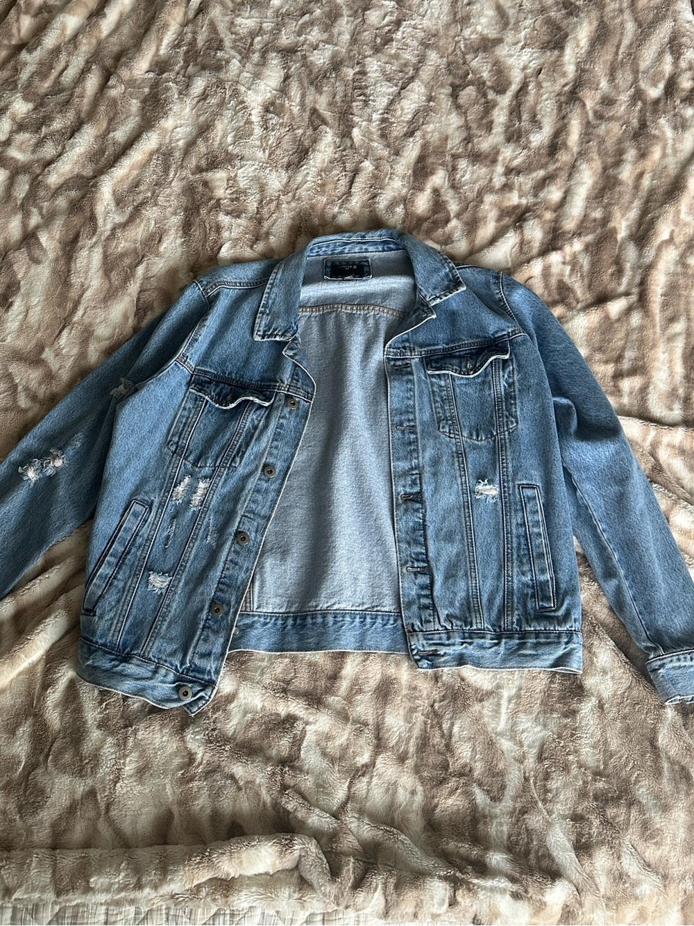 Forever 21 Distressed Denim Jacket Size Medium